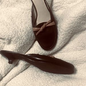 Women’s size 8.5 black with tan bow. Supple leather.